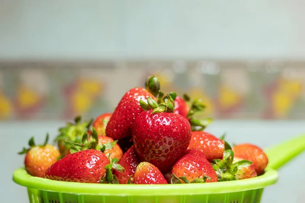 Close Bowl Fresh Strawberries Just Picked Tasty Healthy Food Sweet — Stock Photo, Image
