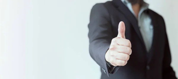 Egy Öltönyös Üzletember Nyakkendő Nélkül Feltartott Hüvelykujjal Fehér Szürke Háttérrel Stock Kép