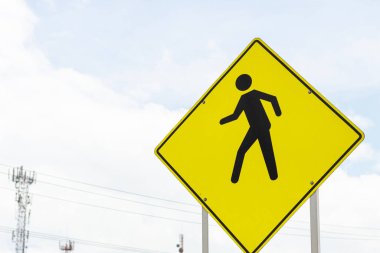 Yolda yayaları anons eden bir trafik işaretine yaklaş. Yoldaki işaretler. Araba kullanırken önleme.