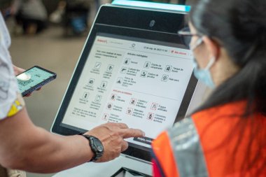 Bogota, Kolombiya - 12 Eylül 2022: Güneşli bir sabahta yolda mutlu koşan yalnız bisikletçi. Egzersiz ve spor. Fitness yaşam konsepti.