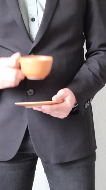Een Zakenman Een Pak Die Een Kop Koffie Aanbiedt Aan — Stockvideo