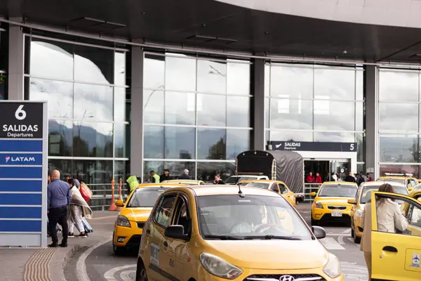 Bogota Kolumbia 2022 Szeptember Taxik Sora Bogot Dorado Repülőtere Előtt Stock Fotó