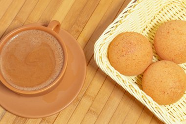 Tırnakları boyanmış, Kolombiya böreği yiyen tanınmamış bir kadın. Tipik yemek konsepti. Kahvaltıda. Kolombiya Bunuelosu.