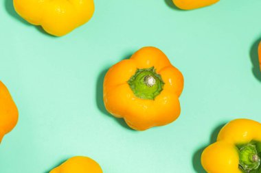 Aquamarine arka planında taze sarı dolma biber. Üst Manzara. Yemek arkaplanı. Sağlıklı yeme kavramı.