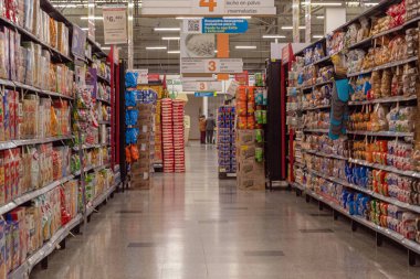 Bogota, Kolombiya - 27 Ekim 2023: Ürünlerle dolu bir süpermarket koridoru. Markalar, renkler. Almacenes Şirketi S.A..