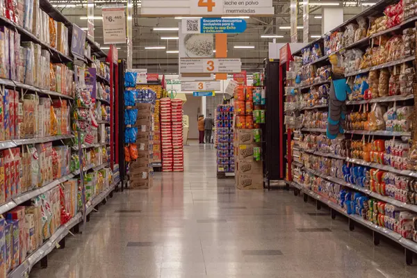 Bogota, Kolombiya - 27 Ekim 2023: Ürünlerle dolu bir süpermarket koridoru. Markalar, renkler. Almacenes Şirketi S.A..