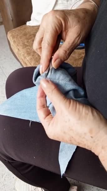 Unrecognizable Woman Uses Pair Sewing Scissors Break Threads Piece Denim — Stock Video