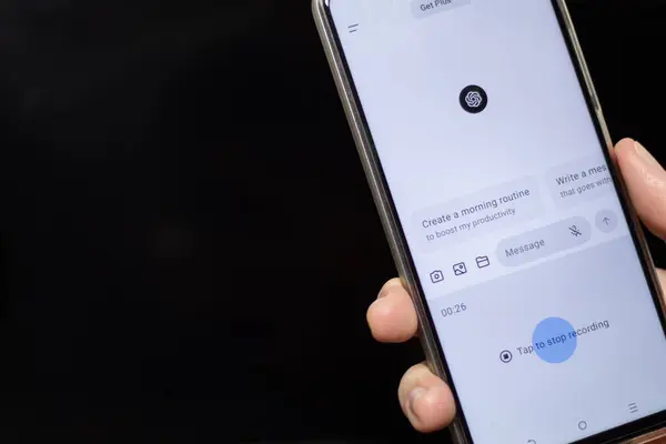 Bogota, Kolombiya - 14 Mayıs 2024: ChatGPT kayıt seçeneğini siyah arka plandaki bir cep telefonundan kullanan bir kişi. Yapay Zeka Uygulaması, teknolojik araçlar ve sanal asistan.