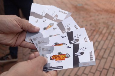 Bogota, Kolombiya - 11 Mayıs 2024: Bogota, Kolombiya 'daki aşçılık girişimcileri (Festival de Los Insaciables) için düzenlenen bir gastronomik festivalin biletleri. Fatura..
