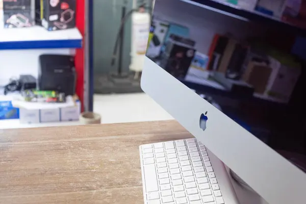 Bogota, Kolombiya - 25 Haziran 2024: Teknoloji mağazası ortamında ahşap bir masadaki bir Mac bilgisayarın yakın çekimi. Macintosh, elma teknolojisi..