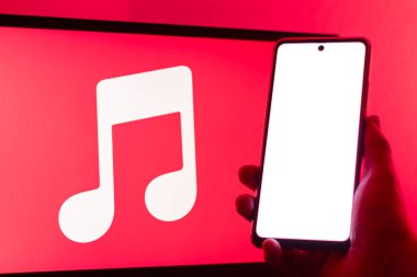 Bogota, Kolombiya - 12 Temmuz 2024: Cep telefonu boş ekran ve arka planda elma müzik logosu. Müzik platformu. İnternet ve bağlantı.