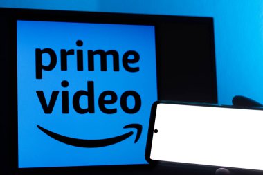 Bogota, Kolombiya - 12 Temmuz 2024: Prime Video logosu olan beyaz ekranlı cep telefonu. Yayın platformu.