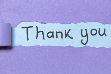 Mavi kağıda yazılmış teşekkür mesajı, mor yırtık bir arkaplandan geliyor. Minimalist bir tasarım ile minnettarlık ve takdir.