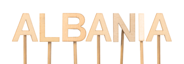 Arnavutluk ismi beyaz şeffaf bir arkaplanda tahta harflerle gösteriliyor
