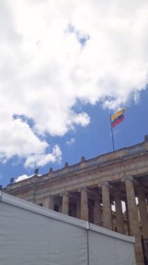 Bogota 'daki Bolivar Meydanı' nda Cumhuriyet Senatosu 'nun çatısında dalgalanan Kolombiya bayrağı. Vatanseverlik kavramı.
