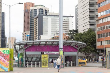 Bogota, Kolombiya - 13 Ekim 2024: Bogota şehir merkezindeki modern binalarla Transmilenio Müzesine Giriş.