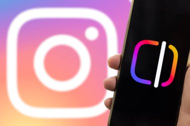 Bogota, Kolombiya - 19 Ocak 2025: Instagram logosu eşliğinde akıllı telefondaki uygulama logosunu düzenliyor. Cep telefonları için yeni video düzenleme uygulaması. Akıllı telefonu tutan el..