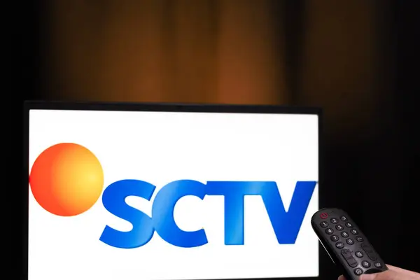 Bogota, Kolombiya - 14 Ocak 2025: Endonezya televizyon kanalı SCTV uzaktan kumandalı