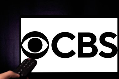 Bogota, Kolombiya - 14 Ocak 2025 CBS kanalında televizyonlu gece sahnesi. Amerikan televizyon yayın şirketi.