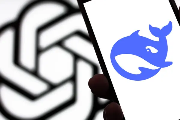 Bogota, Kolombiya - 28 Ocak 2025: Bölünmüş tasarımda DeepSeek ve OpenAI arasındaki karşılaştırma. ChatGPT 'nin dağıtılmış logosunun önünde üzerinde DeepSeek logosu olan akıllı telefonu tutan bir el. Çin 'den gelen yapay zekaya karşı ABD' den gelen yapay zeka.