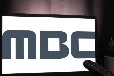 Bogota, Kolombiya - 14 Ocak 2025: Güney Kore 'nin en çok izlenen televizyon kanallarından biri olan MBC logosu ekran. Uzaktan kumanda bir Kore draması, haber ve çeşitlilik kanalı seçiyor