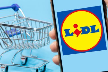 Bogota, Kolombiya - 24 Şubat 2025: Avrupa 'daki bir cep telefonunun ekranında Lidl logosu yanında mavi saplı mini tramvay. Süpermarket kalitesi ve düşük maliyetle eş anlamlıdır