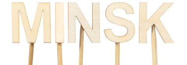 Minsk, Belarus 'un başkenti, tarafsız beyaz arka plan üzerine açık ahşap harflerle oluşturulmuş, Avrupa şehrinin kavramsal görüntüsü.