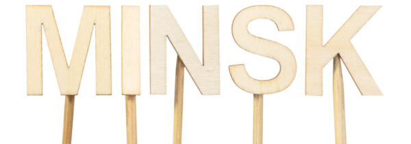 Minsk, Belarus 'un başkenti, tarafsız beyaz arka plan üzerine açık ahşap harflerle oluşturulmuş, Avrupa şehrinin kavramsal görüntüsü.