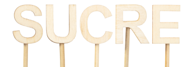 Sucre, Bolivya 'nın anayasal başkenti. Tarafsız beyaz arka plan, bilgilendirici ve kültürel görsel kaynak üzerine ahşap harflerle kurulmuş..