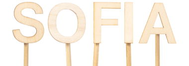 Bulgaristan 'ın başkenti Sofya' nın adı, beyaz arka plan, Avrupa kentinin net ve kavramsal görüntüsü üzerinde büyük ahşap harflerle vurgulandı