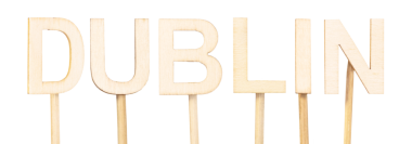 Dublin, İrlanda 'nın başkenti, açık renkli kesme harflerle yazılmış, beyaz arka planda izole edilmiş.