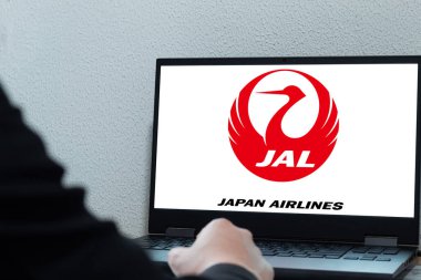 Bogota, Kolombiya - 14 Mayıs 2025: Japon Havayolları logosu, tanınmayan bir kişinin, uluslararası uçuşlar kavramının önünde dizüstü bilgisayardan görülüyor