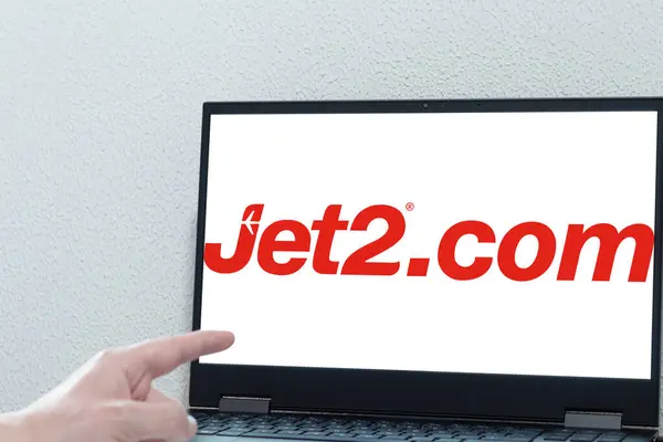 Bogota, Kolombiya - 14 Mayıs 2025: Jet2.com logosu, Birleşik Krallık Havayolları, ekranı işaret eden dizüstü bilgisayarla. Seyahat kavramı