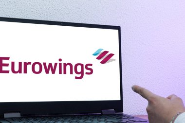 Bogota, Kolombiya - 14 Mayıs 2025: Eurowings, Almanya 'nın düşük maliyetli havayolu şirketi, ekranda elle gösterilen, Avrupa' da ekonomik ve ulaşılabilir seyahat