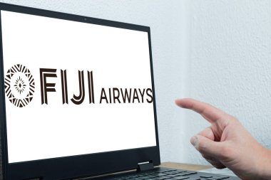Bogota, Kolombiya - 14 Mayıs 2025: Fiji Havayolları, Fiji 'nin ulusal havayolu logosu, birbiriyle etkileşen elle Pasifik' teki paradisikal noktalara uçuşların anımsatıcı görüntüsü