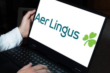 Bogota, Kolombiya - 14 Mayıs 2025: İrlanda 'nın ulusal havayolu şirketi Aer Lingus' un logosu, tanınmayan bir kişinin dizüstü bilgisayarına yansıtılıyor. Avrupa seyahati ve dijital bağlantı kavramı