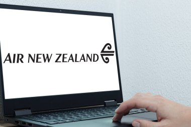 Bogota, Kolombiya - 14 Mayıs 2025: Yeni Zelanda 'nın ulusal havayolu şirketi Air New Zealand' ın logosunu sağ eliyle klavyeyle etkileşime sokarak gösteren dizüstü bilgisayar