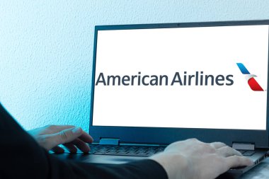 Bogota, Kolombiya - 14 Mayıs 2025: Amerikan Havayolları, ABD 'nin büyük bir havayolu şirketi, dizüstü bilgisayarında klavye, hafif arka plan ve şirket tarzı kullanılarak sergilendi