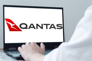 Bogota, Kolombiya - 14 Mayıs 2025: Qantas, Avustralya Havayolları, aktif elleri klavyede, profesyonel estetik iş içeriği ve Güney Pasifik uçuş planlama için ideal