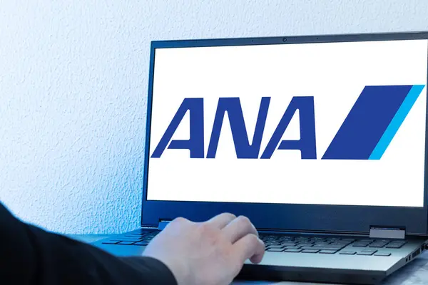 Bogota, Kolombiya - 14 Mayıs 2025: Japonya 'nın tüm Nippon Havayolları logosu olan bir iş adamı bilgisayar kullanıyor. Asya uçuşlarının temsili