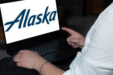 Bogota, Kolombiya - 14 Mayıs 2025: Alaska Havayolları, ABD merkezli, dizüstü bilgisayarda el işaretleri ile yansıtılıyor.