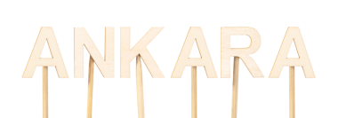 Türkiye 'nin başkenti Ankara' nın adı, beyaz yüzeyde hafif ahşap harflerle birleştirilmiş, Avrasya tasarım ve kültürü için ideal bir kavram