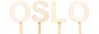 Norveç 'in başkenti Oslo, beyaz arka planda izole edilmiş kalın ahşap harflerle vurgulandı.