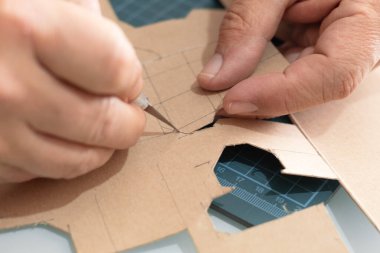 Minyatür kutunun karton şablonu hassasiyetle kesiliyor