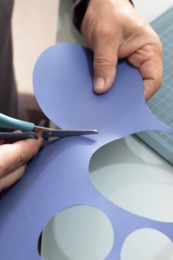 Mavi karton bir daire, el sanatları, etkinlikler ve geometri sınıfları için malzeme