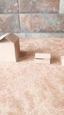 Farklı şekil ve boyutlarda el yapımı mini karton kutular, ölçek depolama, paket teslimatı ve minimalist taşınma