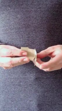 Elleri küçük bir karton kutuyu adım adım birleştiren özel bir video ve nihai sonuç, el yapımı, DIY ambalajı ve yaratıcı geri dönüşüm
