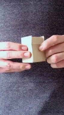 Farklı şekil ve boyutlarda el yapımı mini karton kutular, boks konsepti, lojistik ve e-ticaret paketlerini gösteren dikey video.