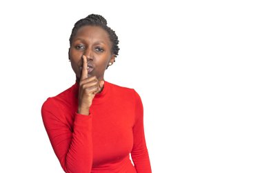 Genç bir kadın parmağıyla 