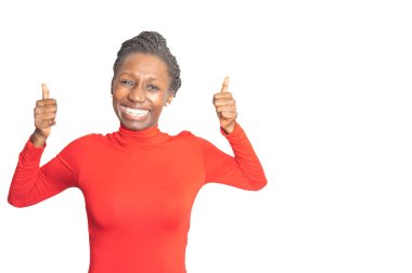 Genç, neşeli Afrikalı kadın kutlama yapıyor. İzole edilmiş beyaz arkaplan